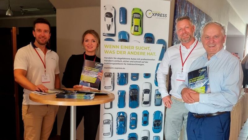 Ende August stellte Studienautor Dr. Werner Pieper (r.) die Studie „High Performance im B2B-Markt“ vor. Den Anstoß dazu gaben (v.l.) Rick Cebulla, Uljana Veresokin und Sebastian Fuchs von Manheim Express.(Bild:  Manheim Express)