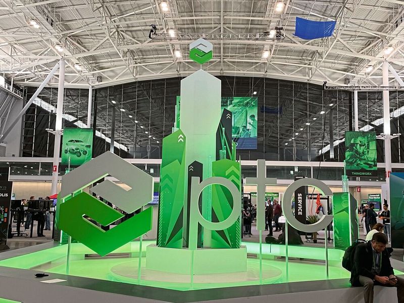 PTC begrüßt User und Kunden auf der begleitenden Ausstellung, der Xtropolis.  (Bild: Drescher/VCG)