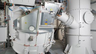 Evactherm-Mischer und -kondensator: Sowohl der Kühlprozess als auch der Aktivierungsprozess
der Bindekräfte des Bentonits sind in den Mischprozess integriert. (Bild: Eirich)