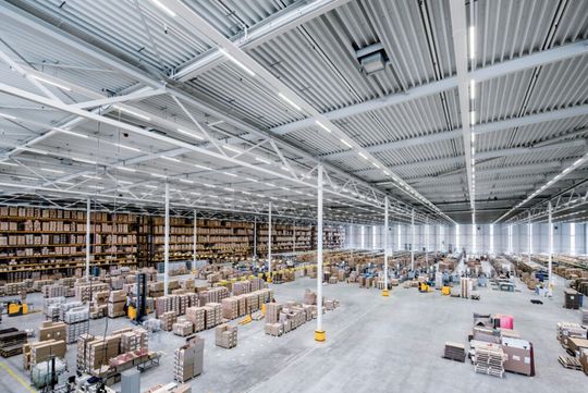 Lichtmanagement sorgt in Lagerhallen effizient für „Licht nach Bedarf“: Sensoren aktivieren die volle Ausleuchtung einer Zone, wenn sich Personen nähern. Bei Nichtbelegung wird das Licht gedimmt. Lichtmanagement sorgt in Lagerhallen effizient für „Licht nach Bedarf“: Sensoren aktivieren die volle Ausleuchtung einer Zone, wenn sich Personen nähern. Bei Nichtbelegung wird das Licht gedimmt.