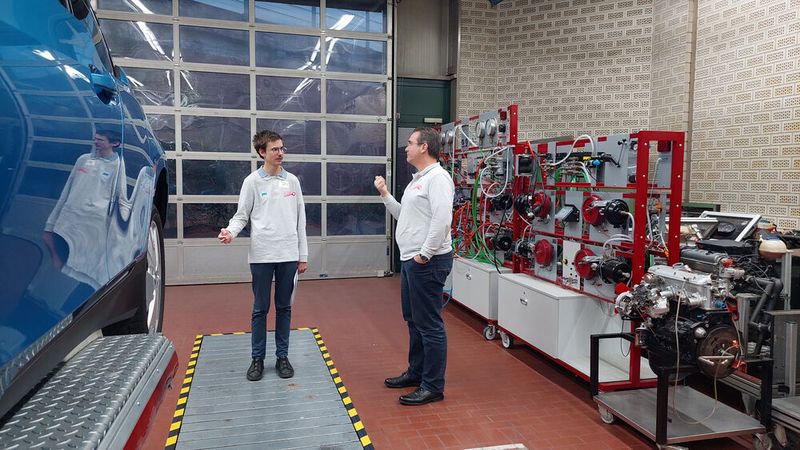 Alexander Wagner aus Thüringen erklärt dem Experten Oliver Weckler, warum es wichtig ist, bereits vorhandene Schäden bei der Dialogannahme zu dokumentieren. (Bild: Weinschenk – VCG)