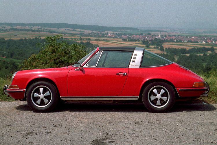 Ab 1965 begann dann die offizielle Serienproduktion des 911ers. Der 2,0-Liter-Sechszylinder-Boxermotor leistete zunächst 130 PS, ab dem letzten Baujahr arbeitete ein 2,2-Liter-Aggregat mit bis  zu 165 PS im Heck.  (Porsche)