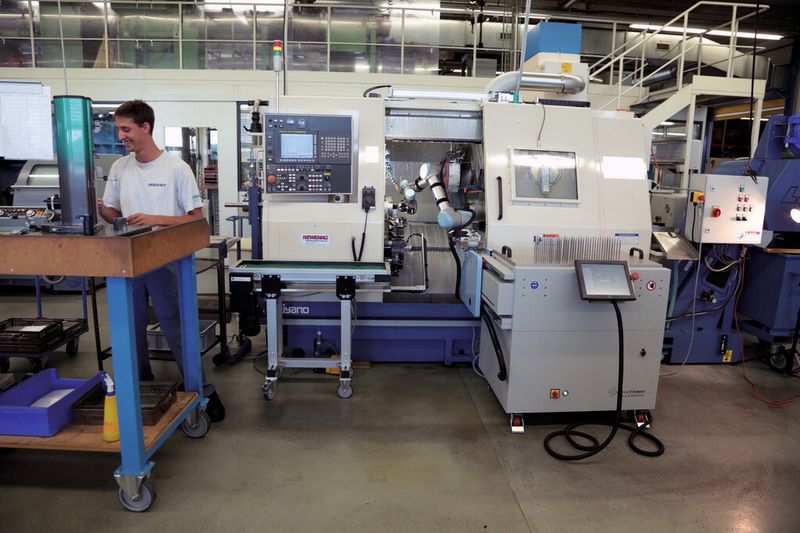 Die Bachmann FeedMaster legt ein unbearbeitetes Teil ein und entnimmt dem CNC-Dreh- und Fräscenter ein bereits bearbeitetes Teil. (Bild: Bachmann Engineering)