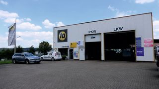 In der Kfz-Werkstatt Grün arbeiten die Werkstattmitarbeiter mit der Plattform Fabucar Pro, die Lösungsvorschläge aus der Praxis für Reparatur- bzw. Diagnoseprobleme liefert. (Bild: Wenz - VCG)