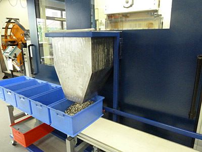 Hier werden die Gutteile gleich in Versandbehälter ausgeschleust. Bei entsprechender Füllung taktet die Steuerung einen Behälter weiter. (Archiv: Vogel Business Media)