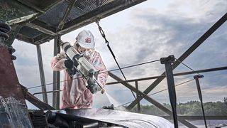 Eine Beschichtung verlängert den Lebenszyklus des Fördergurtes und schließt Lücken in zeitkritischen Prozessen. Solange kein kompletter Austausch des Gurtes notwendig ist, ermöglicht das Produkt eine mehrfach wiederholbare und wirtschaftliche Instandsetzung.  (Bild: Rema Tip Top)