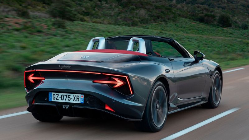 Rekordverdächtig ist auf jeden Fall das kleine Verdeck. Es öffnet...  (Bild: MG)