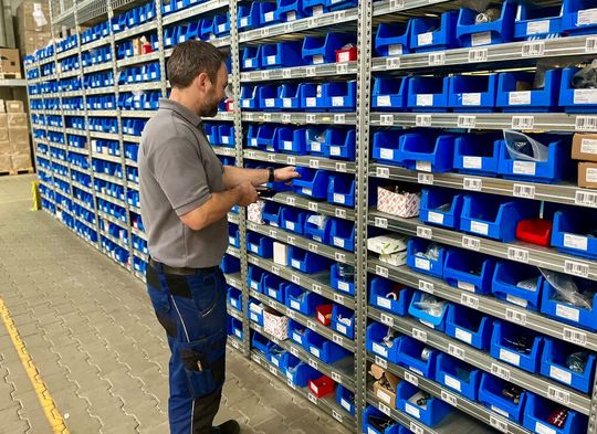 Die Einführung von Industrie 4.0 will durchdacht sein, empfehlen Experten. Deshalb wurde ein Leitfaden entwickelt, gespickt mit Tipps, die die gröbsten Fehler vermeiden helfen. Das Unternehmen MIT nutzt ihn bereits, um seine Lager-Workflows zu digitalisieren. Hier Details.(Bild:  MIT Moderne Industrietechnik)