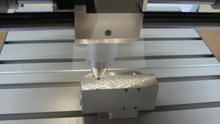 Je nach Gerätetyp lassen sich mit dem Nadelpräger Easy-Marker Beschriftungstiefen bis zu 0,5 mm realisieren. Bild: Richter (Archiv: Vogel Business Media)