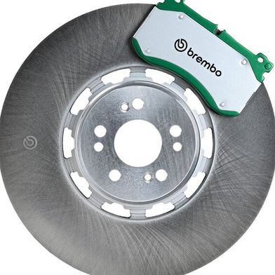Beschichtete oder wärmebehandelte Bremsscheiben wie hier von Brembo geben deutlich weniger Feinstaub ab und rosten auch nicht – die ideale Kombi für Euro 7 und E-Mobilität. Leider sind sie teuer. (Bild: Brembo)