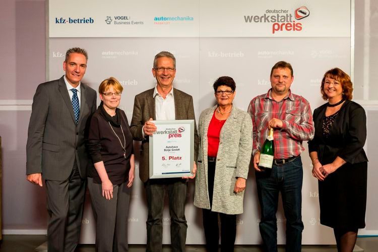 Das Team des Autohauses Bütje in Cuxhaven freut sich über den fünften Platz. (Stefan Bausewein)