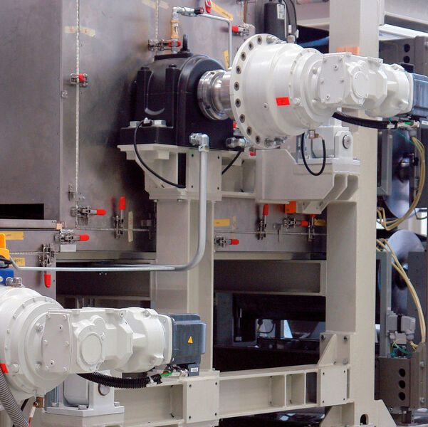 Die Berndorf Band Engineering GmbH im österreichischen Berndorf bei Wien setzt bei ihren neuen Doppelbandpressen mit bis zu 400 °C Anlagentemperatur die modernen SIP-Planetengetriebemotoren von Siemens ein. (Siemens)