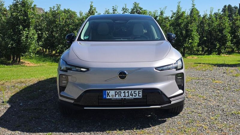 Auch im EX60 setzt Volvo auf das Thors-Hammer-Scheinwerferdesign.  (Bild: Mauritz – VCG)