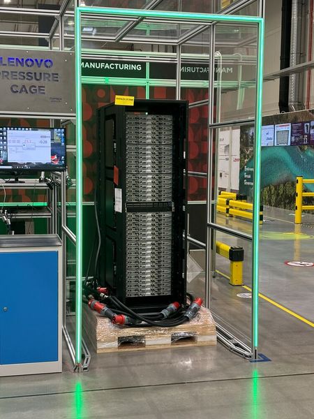 Eines der vielen Testprozedere: Die Hochdruckkammer. (Bild: Marvin Djondo-Pacham)