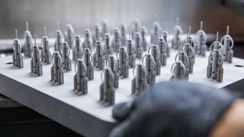 DMLS ist ein 3D-Druckverfahren, das mit einem computergesteuerten Hochleistungslaserstrahl Schichten aus Metallpulver miteinander verschmilzt.(Bild:  Protolabs)