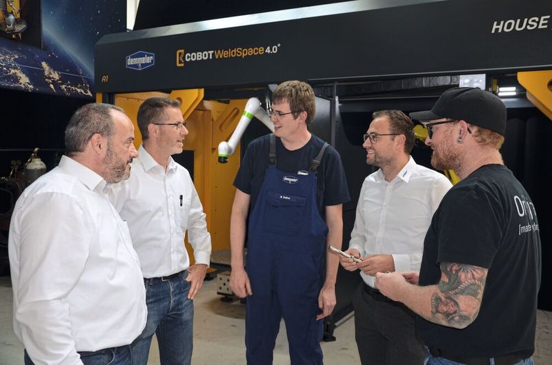 Freuen sich gemeinsam über die Top-Performance des dreischneidigen Wechselkopfbohrsystems Logiq3Cham (v.l.): Walter Mussack, Technische Beratung und Vertrieb, Jochen Obenaus, Beratung und Verkauf, beide Iscar, Moritz Endres, Meister der Dreherei bei Demmeler, Jonas von Kahlden, Product Manager bei Iscar und Maximilian Mittelstädt, Prozessoptimierer und Leiter Werkzeugbeschaffung bei Demmeler. (Bild: Iscar)