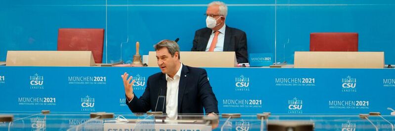 „Für uns ist relativ klar, dass dieser beginnende lautlose Prozess im Netz ein gefährlicher für die gesamte Demokratie sein kann und vielleicht sogar zur Explosion führen kann“, sagte der CSU-Chef am Mittwoch in München