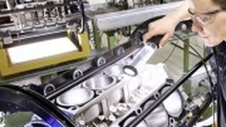 Auf der Suche nach Spritsparpotenzial leuchteten die Mercedes-Ingenieure in jeden Winkel.  (Foto: Mercedes-Benz)