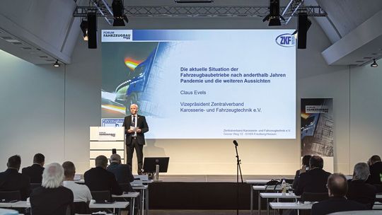 ZKF-Vizepräsident Claus Evels führte beim Forum Fahrzeugbau aus, wie es der Branche derzeit geht. ZKF-Vizepräsident Claus Evels führte beim Forum Fahrzeugbau aus, wie es der Branche derzeit geht.