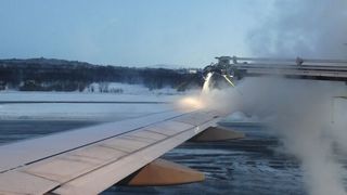 Abb. 1: Die Enteisung von Tragflächen und Rollfeldern – während der Kälteperiode auf Flughäfen unerlässlich. (Bild: ©Janet Worg - stock.adobe.com)