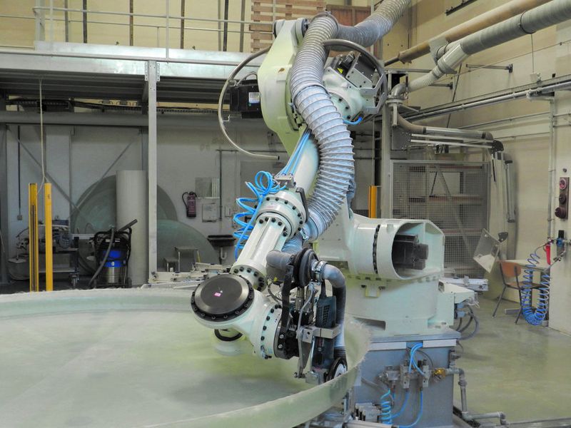 Der Kawasaki ZT130L bearbeitet den Rand eines Tankbodens. (Kawasaki Robotics)