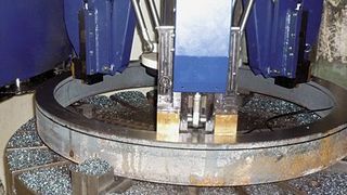 Bild 1: Drei über einen Kugelgewindetrieb angetriebene Klemmbacken halten den abzutrennenden Ring während der rotatorischen Bearbeitung in Position und sorgen für einen sauberen Schnitt. Bild: PTZ Weidner (Archiv: Vogel Business Media)