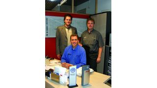 Stefan Dietrich von 12 trade (li.) konzipierte den 
Onlineshop für das Autohaus Keller. Serviceleiter 
Roland Hoier (Mitte) und Teiledienstleiter Thomas Desch wollen damit den Teileverkauf kräftig an-
kurbeln. (Archiv: Vogel Business Media)