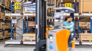 Im Gegensatz zur Blei-Säure-Technologie ist auch bei einem geringen Ladestand der Lithium-Ionen-Batterie stets die volle Leistung verfügbar – bei Auftragsspitzen ein entscheidender Vorteil. (Bild: Gerd Knehr)