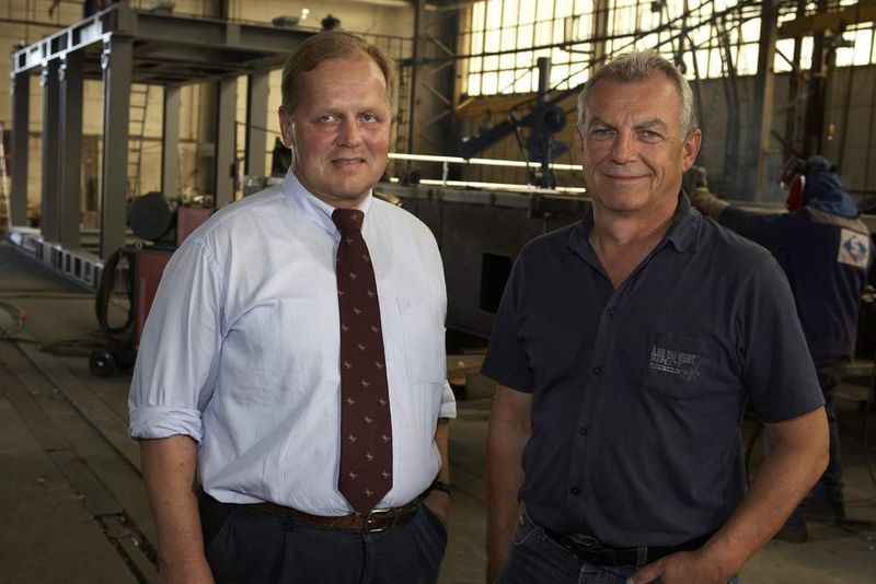 2 Heinrich Baumgärtel (links), SIBAU-Geschäftsführer:  „Seit einem Jahr können wir unsere Hauptbeschäftigung – das Schweißen – noch produktiver gestalten“, mit Olaf Krause, Schweißfachingenieur im Unternehmen: „Blech beginnt bei uns ab 10 Millimeter Dicke“ Bilder 2,4,5: EWM HIGHTEC WELDING (Archiv: Vogel Business Media)