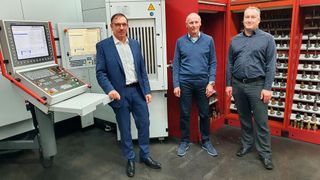 Neue Beschaffungsplattform für Werkzeuge entwickelt! Von links: Jürgen Widmann, Geschäftsführer von EVO Informationssysteme, sowie die Inhaber von Diebold Goldring und Gründer von 7tools, Hermann Diebold und Peter Schär, in ihrer Produktionshalle in Jungingen (Bild: Diebold Goldring)