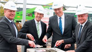 Grundstein für den Standortausbau v.l.n.r. Raymond Engelbrecht (Geschäftsführer EBM-Papst St. Georgen), Benedikt Bisping (Bürgermeister Stadt Lauf), Eckhard Brandt (Werkleiter EBM-Papst Zeitlauf), Norbert Reh (Stellvertreter Landrat). (EBM-Papst)