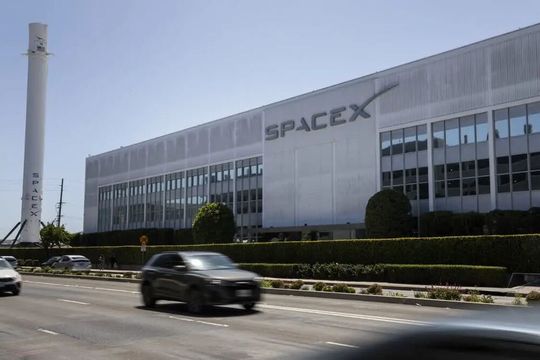 Das Elon-Musk-Weltraumunternehmen Spacex bläst zur Aufholjadg mit Blick auf seine beiden Konkurrenten, wenn es um die Entwicklung generativer KI-Werkzeuge geht. Dafür hat man jetzt kräftig in die Tasche gegriffen und kauft mal eben Cursor.(Bild:  Spacex)