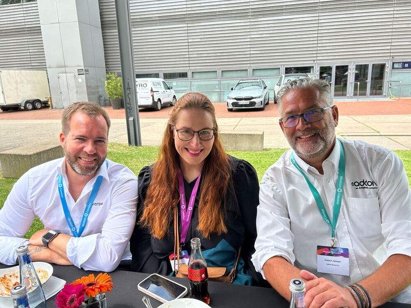 Die Mittagspause verbrachten (v. l.) Alexander Monderkamp (WeSystems), Anika Burisch (Westcon-Comstor) und Hubert Jansen (AddOn Networks) bei einem guten Gespräch an der frischen Luft.  (Bild: Vogel IT-Medien)