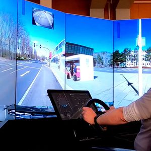 Der Teleoperator fährt das Mira-Personenshuttle praktisch in Echtzeit durch den Straßenverkehr.(Bild:  Mira)