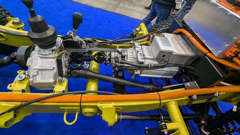 Anstelle des Schaltgetriebes sitzt der Elektromotor plus ein Reduziergetriebe. Von diesem weg geht eine leicht gekürzte Gelenkwelle zum serienmäßigen Verteilergetriebe. Der Automatikwählhebel dient lediglich zum Einlegen einer Parksperre. (Bild: Dominsky – VCG)