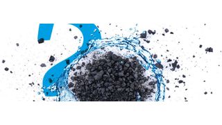 Abb. 1: Aktivkohle gilt als vielversprechendes Adsorptionsmaterial, um anthropogene Stressoren in einer vierten Reinigungsstufe aus Abwasser zu entfernen. Doch ist auch sie limitiert? (©sommai, © K.-U. Häßler - stock.adobe.com [M] GötzelHorn)