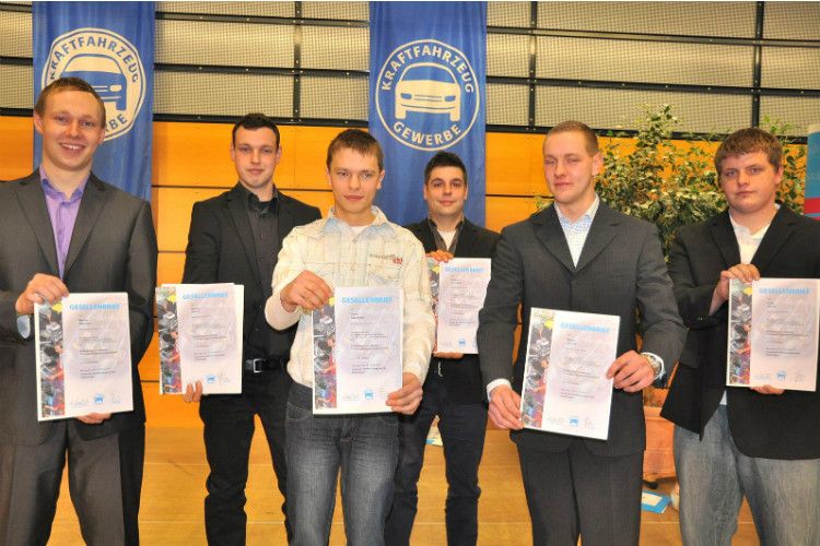 Klasse Nachwuchskräfte (v.li.) der Kfz-Innung Südthüringen: Marcus Baumann, Stephan Hartleb, Oliver Baumbach, Richard Sonnefeld, Martin Büchner und Frank Specht. (Foto: Innung)