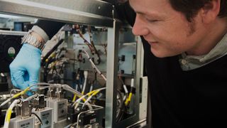 Prof. Dr. Kevin Pagel mit dem Ionenmobilitäts-Massenspektrometer (Bild: Sven Jungtow)