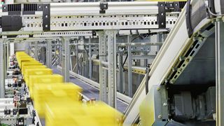 Das automatische Kleinteilelager (Shuttlelager) verfügt über 25.000 Behälterplätze. (Bild: Rittal)