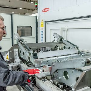 Sven Esterbauer ist Schweißtechnologe bei Alu Menziken. Hier spannt er ein Aluminium-Strangpressprofil in die Schweißvorrichtung ein.