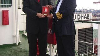 Bengt van Beuningen (links), Hafen Hamburg Marketing e.V., überreicht dem Kapitän der Abu Dhabi, Sajid Mohammad Hussain, das Admiralitätswappen des Hamburger Hafens. Bild: HHM (Archiv: Vogel Business Media)