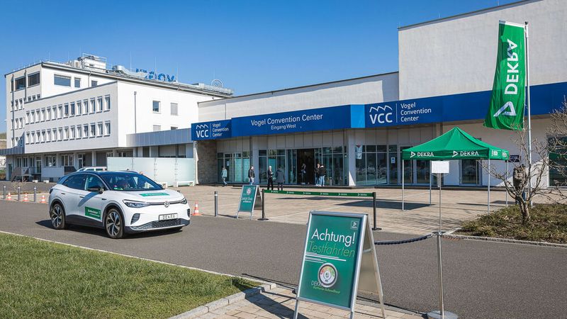 Eine Attraktion des Deutschen Remarketing Kongresses 2023 war der neue Batterietester der Dekra. Den ganzen Tag über standen Fahrzeuge bereit, um den Test live zu erleben. (Bild: Stefan Bausewein)