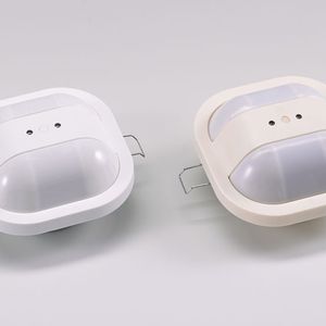 Die folgenden Auszeichnungen wurden gleichrangig vergeben: Der Busch-Präsenzmelder KNX stammt original von der Busch-Jaeger Elektro GmbH (links im Bild) und wurde von der Hefei Ecolite Software Co. aus China plagiiert. Design und Funktion wurden plump 1:1 kopiert, allerdings ist das Plagiat leistungsschwächer und hat einen kleineren Erfassungsbereich. Busch-Jaeger hat das Design u.a. in der EU und auch in China schützen lassen.(Bild:  Aktion Plagiarius e.V.)