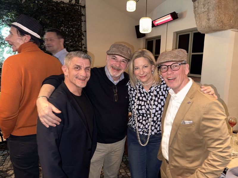 Lisa Davidian (Jabra) mit (v. l.)  Valon Kuci (MICHAELTELECOM), Niko Timm und Michael Born (AGFEO). (Bild: Vogel IT-Medien GmbH)