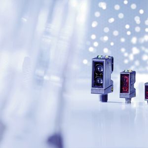 Ideales Team für Anwendungen in der Montagetechnik: Der O200 (rechts) ergänzt die umfangreiche Baumer-Toolbox für Lichtschranken und Lichttaster O300/500 sowie OT300/500. (Bild:  Baumer)