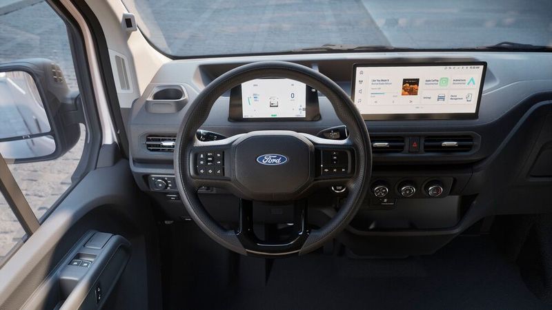 Das Cockpit des Transit Pro ist modern und funktional eingerichtet. (Bild: Ford Pro)