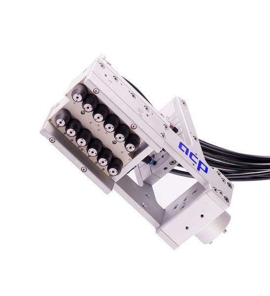 Alle Prozessparameter lassen sich exakt auf das jeweilige Lackiergut abstimmen und der Wirkbereich des Düsenarrays automatisch entsprechend der Geometrie des Werkstücks skalieren. Diese Daten können als Reinigungsprogramme in der Steuerung hinterlegt werden.  (ACP Advanced Clean Production)