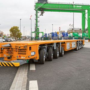Ein AGV (Automated Guided Vehicle) – weitere Beispiele für den Einsatz von 5G sind Assistenzsysteme für mobiles Arbeiten, der Einsatz von Drohnen oder Remote-Operation-Systeme.(Bild:  BASF)