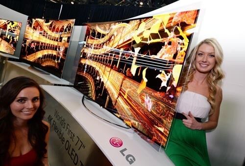 Nicht ganz so groß ist mit 77 Zoll Diagonale das OLED-TV, das LG nach Las Vegas gebracht hat. Dafür ist das noch namenlose Gerät das erste flexible TV-Display, bei dem der Anwender den Grad der Krümmung verändern kann. (LG/HJK)
