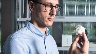 Paolo Testa, Erstautor der Studie, mit einem Modell der prinzipiellen Struktur des formerinnernden Materials (Paul Scherrer Institut/Mahir Dzambegovic)